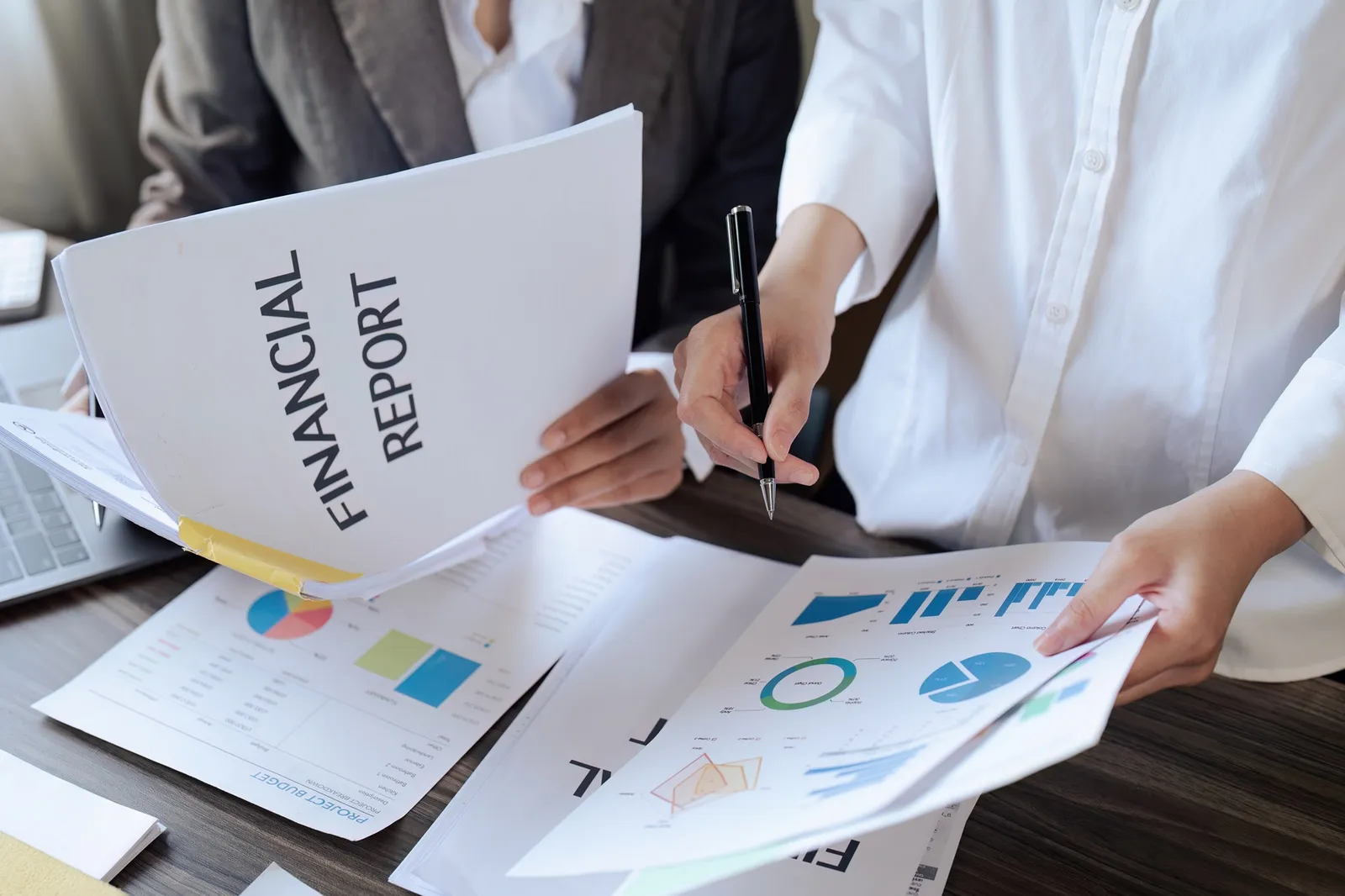 Streamlining Thai SMEs' Finances: 5 Essential Reports and Plizz's Simplified Solutions